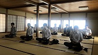 関東 より企業さまが社員研修にて当院にて座禅体験をされました。
