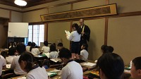 長野小学校三学年　「目指せ 善光寺ツアーコンダクター」課外授業が、玉照院にておこなわれました。