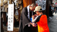 托 鉢 ネパール大地震 救援托鉢が信越仏教青年会により善光寺仁王門にておこなわれました。